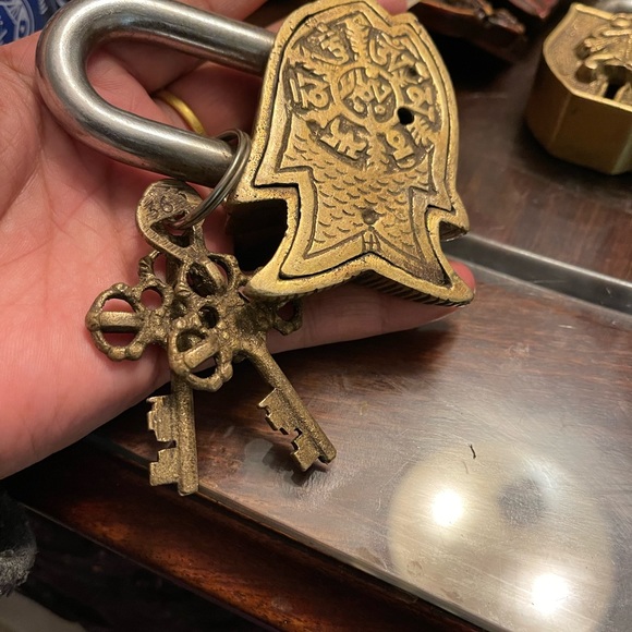 Brass fish style padlock - Picture 4 of 4